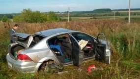 В Татарстане иномарка вылетела в кювет, водителя и пассажира выбросило из салона