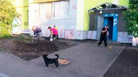 Жители поселка Строителей в Нижнекамске сами убрали двор после капремонта