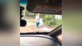 Соцсети: в Нижнекамске женщина занялась починкой дорожных ям своими силами