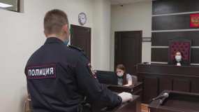 В Нижнекамске пьяная девушка напала на полицейского, пытаясь защитить своего парня