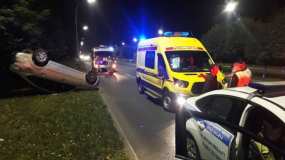 На проспекте Мира ночью «Лада Гранта» столкнулась с бордюром и перевернулась - НТР 24