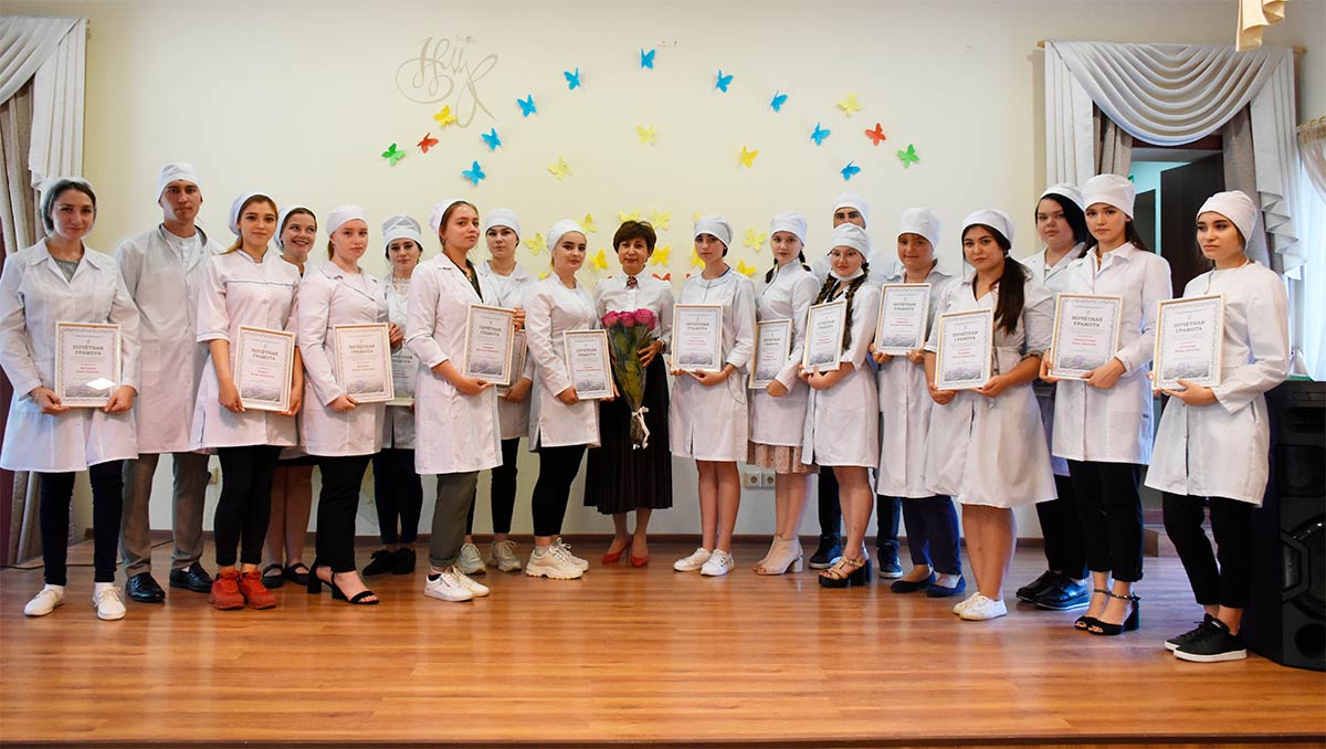 В Нижнекамске наградили студентов-медиков, работавших с больными коронавирусом