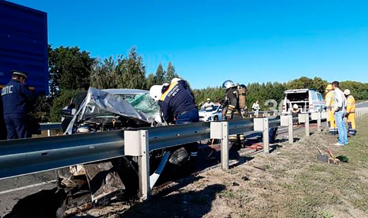 В Татарстане столкнулись автобус и легковушка, пострадали 6 человек