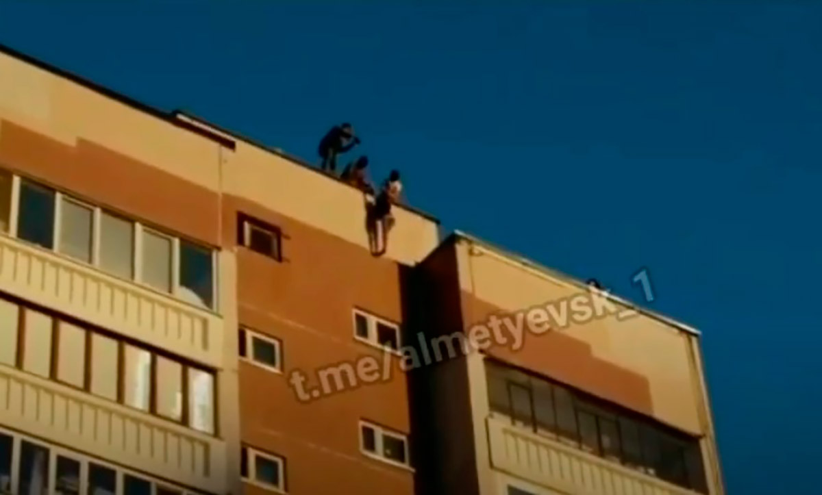 «И всё из-за тик-тока»: В Альметьевске подросток повис на крыше многоэтажки