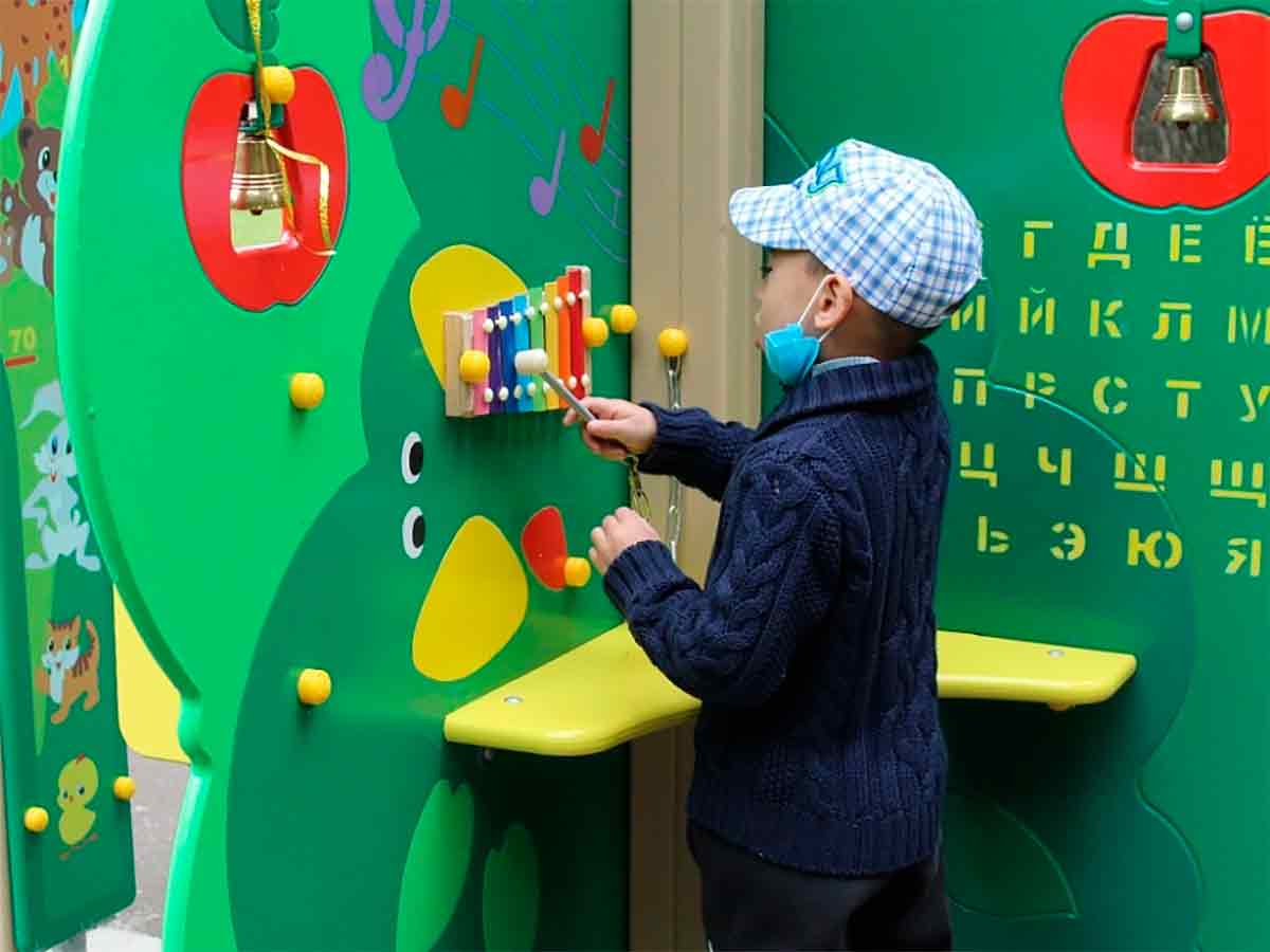 В Нижнекамске установили специальную площадку для детей с ограниченными возможностями