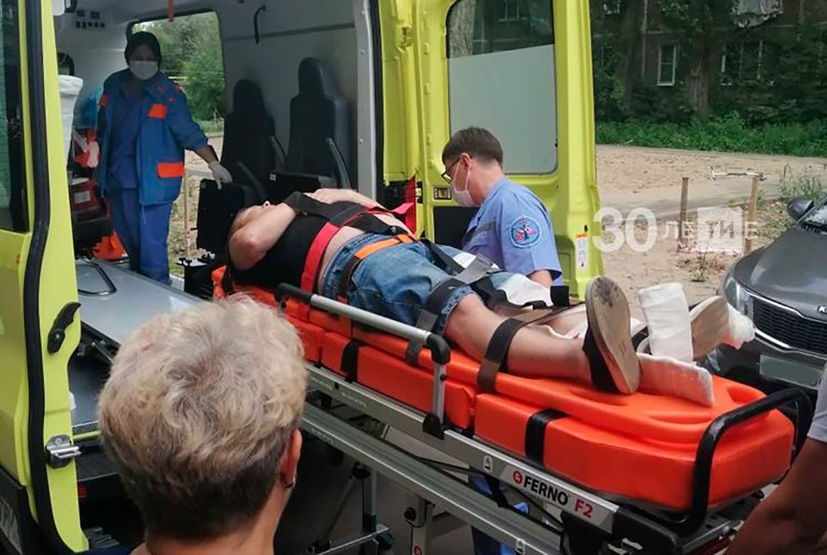Мужчина в Татарстане выпал с третьего этажа на козырёк подъезда