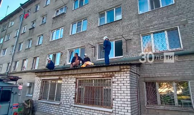 В Татарстане девочка выпала из окна, прокуратура проводит проверку