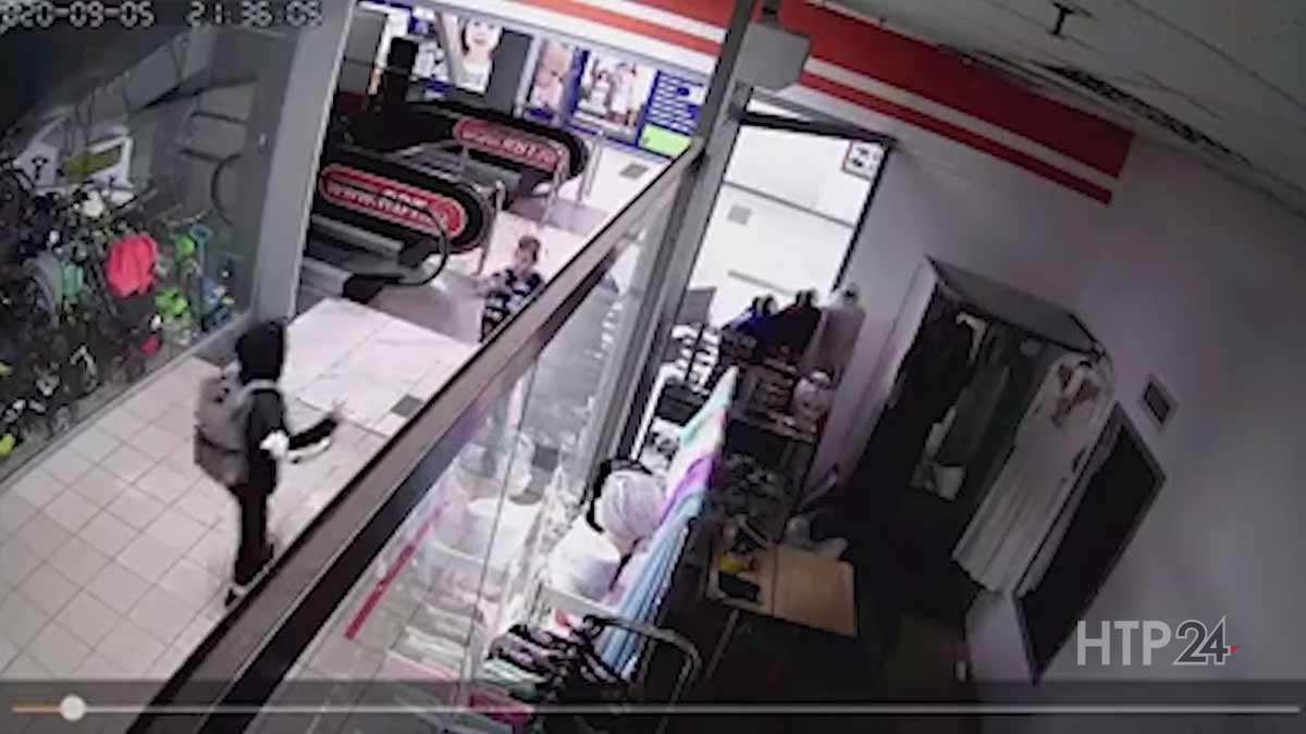 На видео попало, как подростки проникли в закрытый магазин в Нижнекамске