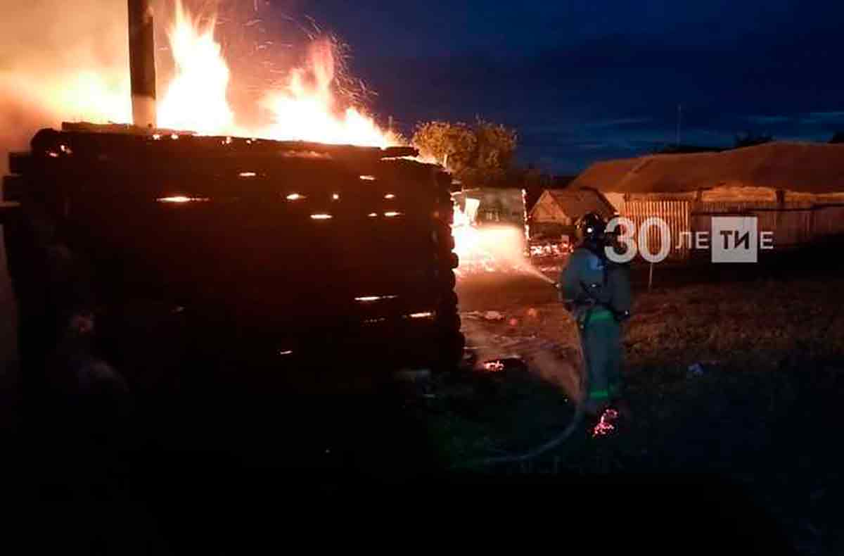 В Татарстане пожарные час боролись с огнём в частном доме