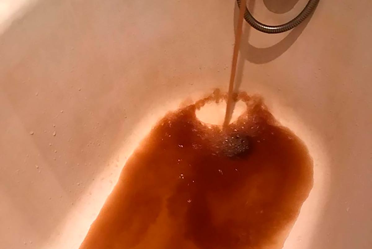Не вода, а ржавчина: жители Нижнекамска жалуются на ржавую воду из-под крана