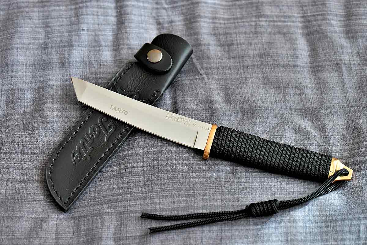 В Татарстане мужчина с ножом отобрал телефон и цепочку у школьника