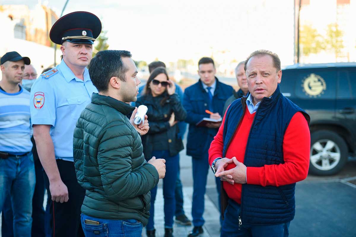 Мэр Нижнекамска встретился с жителем пр.Шинников, который пожаловался ему на развороты