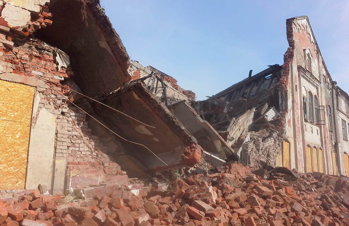 В столице Татарстана обрушилось заброшенное здание