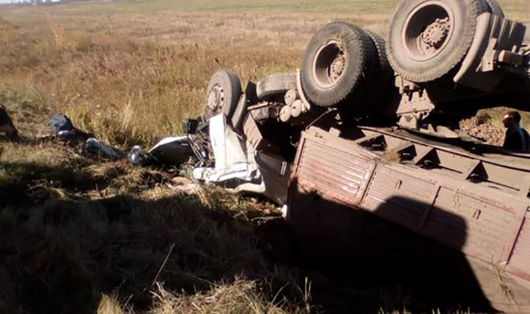 На трассе в Татарстане грузовик вылетел в кювет — кабина превратилась в груду металла