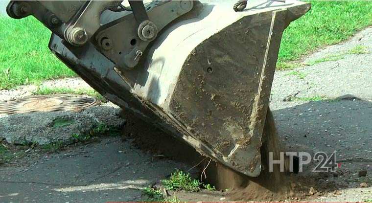 В Нижнекамске заделали яму на ул. 50 лет Октября