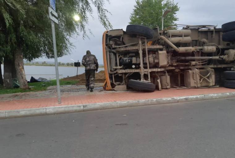 В Нижнекамске около городской набережной перевернулся грузовик