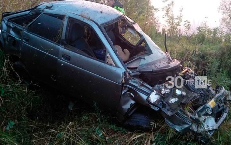 В Татарстане автомобиль на скорости вылетел в кювет, есть пострадавшие