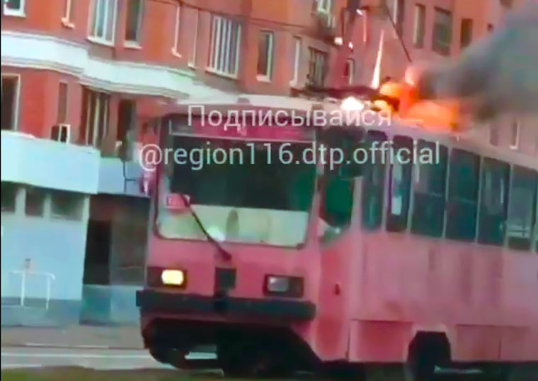 В Татарстане загорелся на ходу трамвай