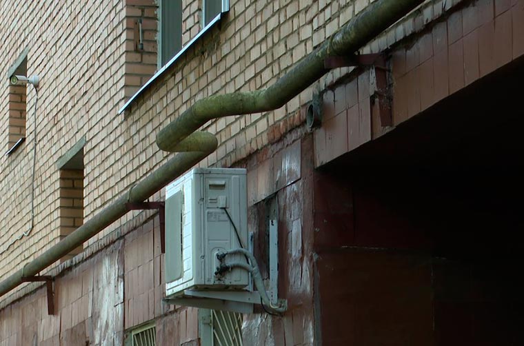 Жильцы дома в Нижнекамске боятся, что ржавая газовая труба может привести к трагедии