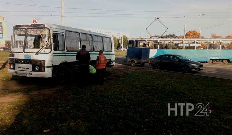 Автобус и трамвай столкнулись в Нижнекамске