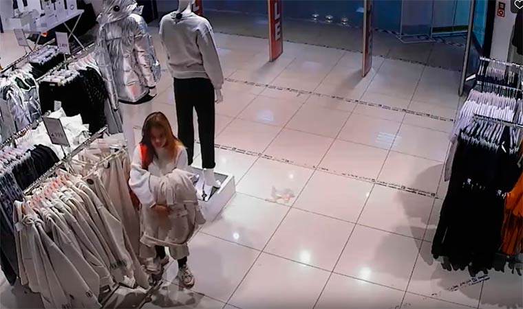 В Нижнекамске полицейские устанавливают личность девушки, которая попала в объектив камер