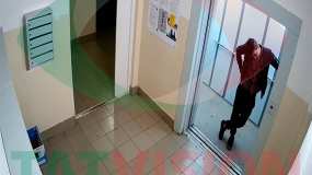 Молодой человек два часа пытался выбраться из подъезда многоэтажки в Нижнекамске