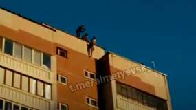 «И всё из-за тик-тока»: В Альметьевске подросток повис на крыше многоэтажки