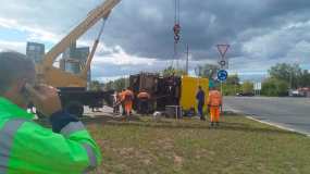 В Нижнекамске на дороге упал асфальтоукладчик - НТР 24