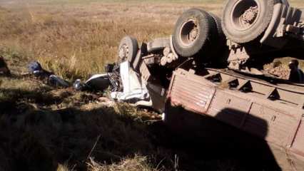 На трассе в Татарстане грузовик вылетел в кювет — кабина превратилась в груду металла