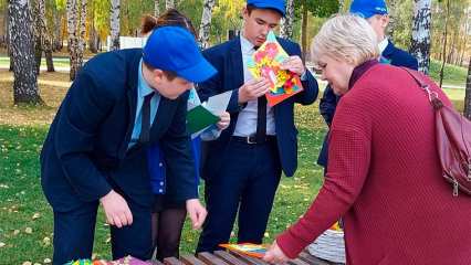 В Нижнекамске волонтёры поздравили пожилых людей с праздником - НТР 24