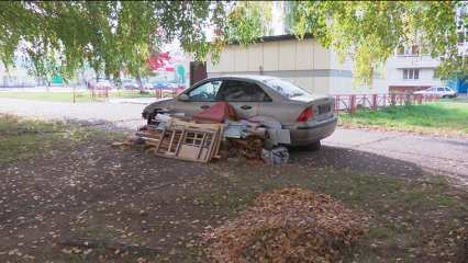 В Нижнекамске заполнив мусором свою квартиру и тамбур, «плюшкин» стал заваливать улицу - НТР 24