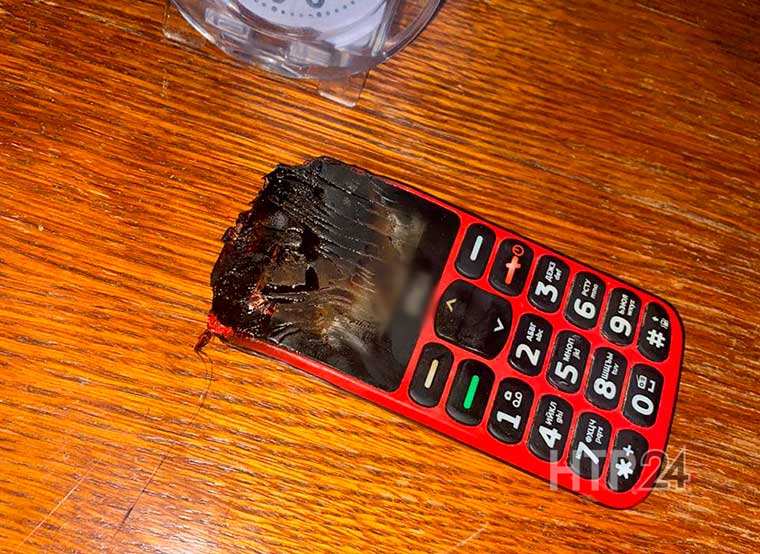 Телефон стал кирпичом. Фотография разгоревшихся телефонов. От телефона зарядки чуть не сгорела квартира.