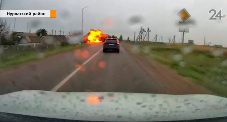 В Татарстане бензовоз врезался в микроавтобус и взорвался, момент попал на видео