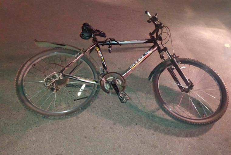 В Нижнекамске велосипедиста отбросило на припаркованное авто после столкновения с иномаркой