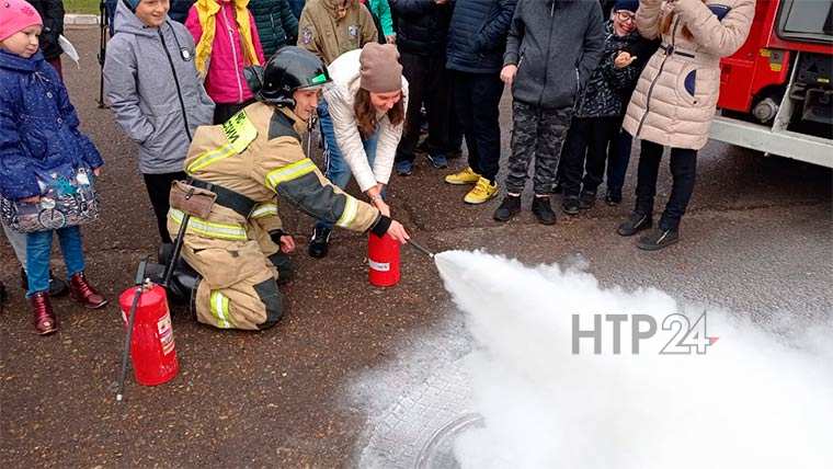 Нижнекамские пожарные навестили воспитанников центра «Надежда»