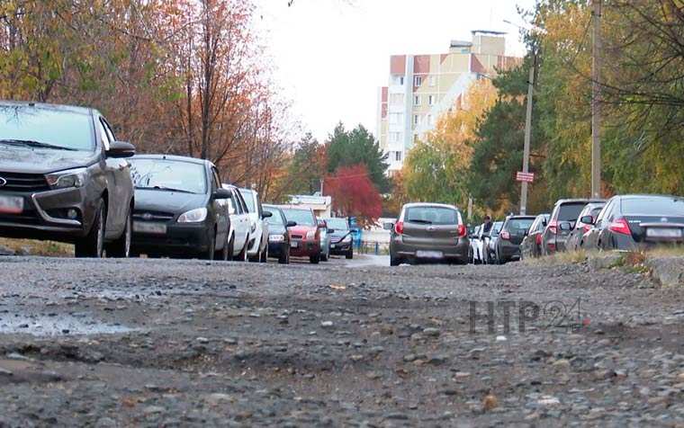 Разбитая дорога на ул. Бызова в Нижнекамске портит жизнь жильцам дома и водителям