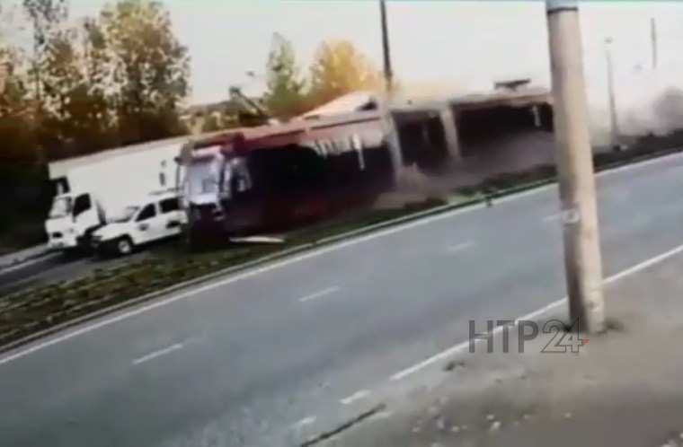 В Казани трамвай с пассажирами слетел с рейсов и протаранил несколько грузовиков