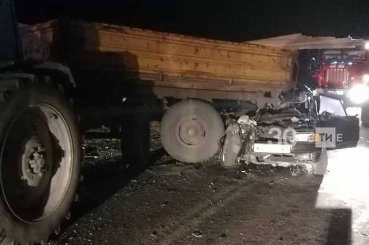 Мужчина погиб, ребёнок в коме: в Татарстане авто влетело в трактор