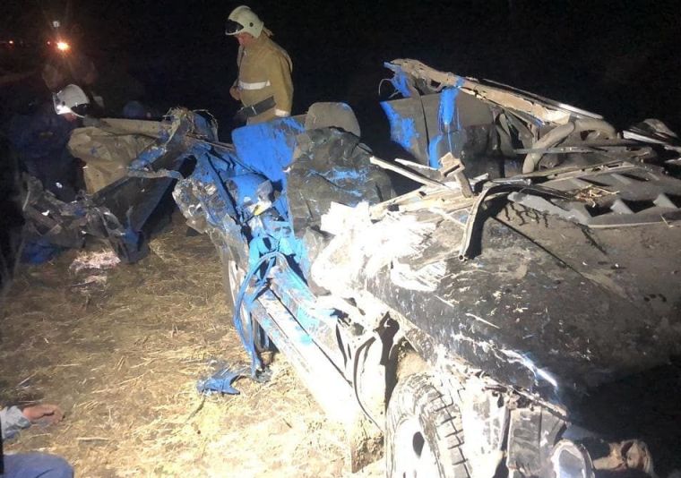 В Татарстане легковушка на скорости влетела в фуру, водитель погиб на месте