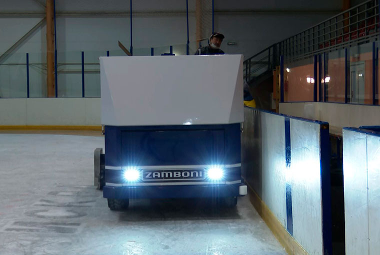 Спортшкола в Камских Полянах получила новую ледозаливочную машину