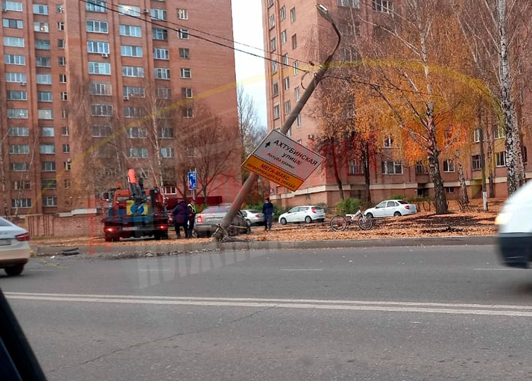 В Нижнекамске водитель снёс столб и скрылся с места ДТП