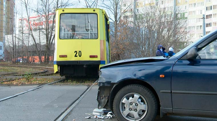 В Нижнекамске иномарка въехала в трамвай: подробности ДТП