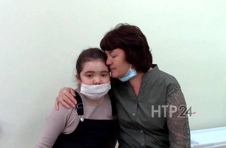 Одиннадцатилетней Алие с редким иммунным заболеванием сосудов нужна помощь