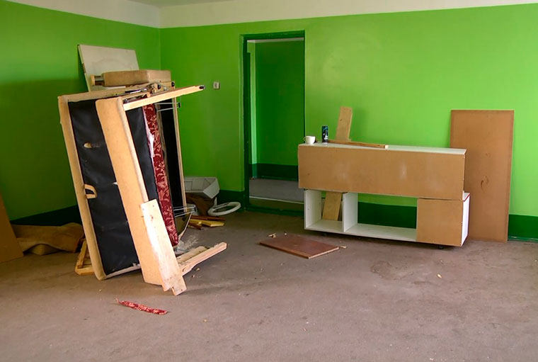 Жильцы общежития в Нижнекамске завалили старой мебелью пожарный проход