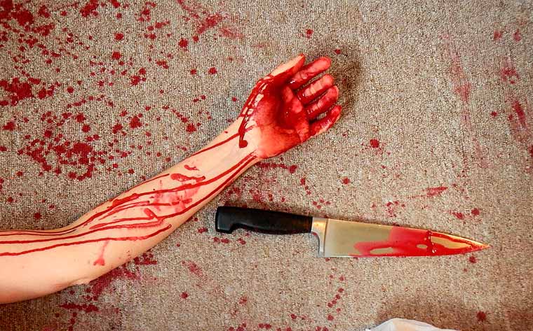 Школьница пырнула ножом подругу из-за мальчика