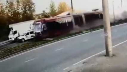 В Казани трамвай с пассажирами слетел с рейсов и протаранил несколько грузовиков - НТР 24