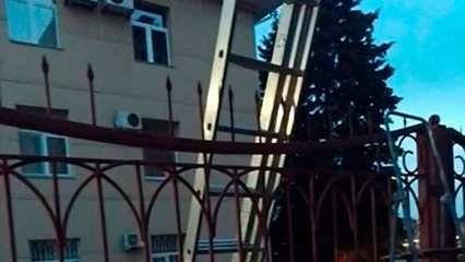 Татарстанец проткнул ногу штырём, перелезая через забор - НТР 24