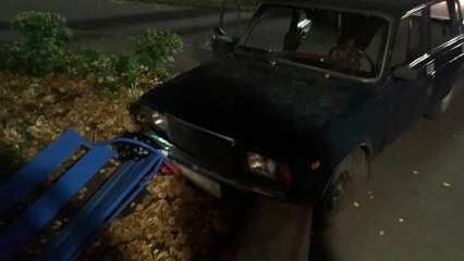 В Нижнекамске подросток на «семёрке» снёс скамейку - НТР 24