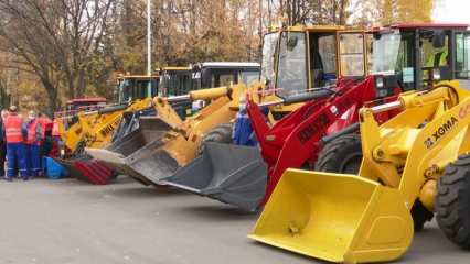 В Нижнекамске прошёл смотр снегоуборочной техники: горожанам пообещали чистые дороги - НТР 24
