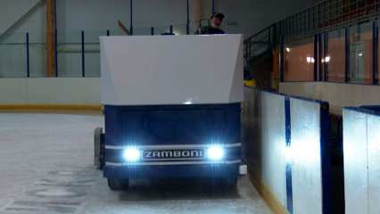 Спортшкола в Камских Полянах получила новую ледозаливочную машину